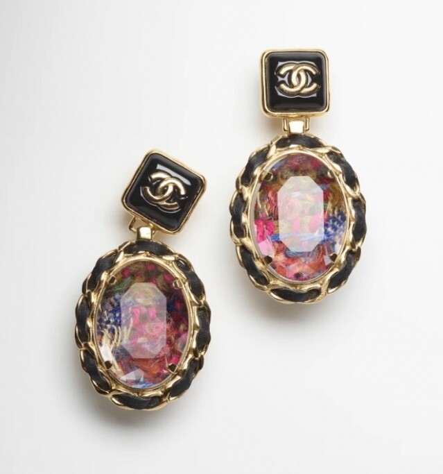 Chanel 耳環推介：綴水晶、斜紋軟呢、樹脂及小牛皮吊墜夾式耳環 $10,700
