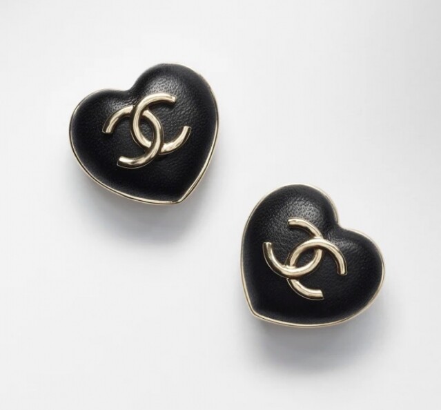 Chanel 耳環推介：小羊皮夾式耳環 $8,200 