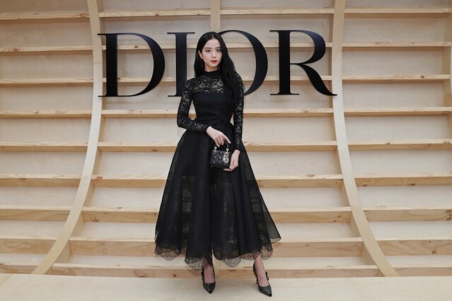 Dior 首次於韓國舉行時裝騷，作為品牌大使的 blackpink 成員 Jisoo 當然現身出席。