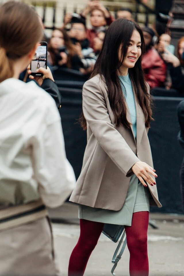 獨家街拍美照釋出！宋慧喬、 Twice 成員 Mina 和 Zendaya 以盛世美顏成為 Fendi 秀場外的時尚美景