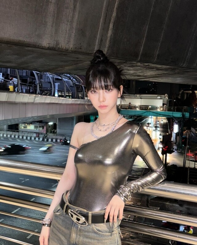 Y3K 風格必備單品：亮面皮革