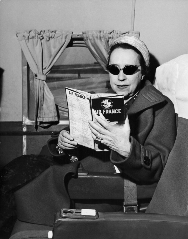 Elsa Schiaparelli 關掉工作室、為自己寫傳記 Elsa Schiaparelli 關掉工作室、為自己寫傳記