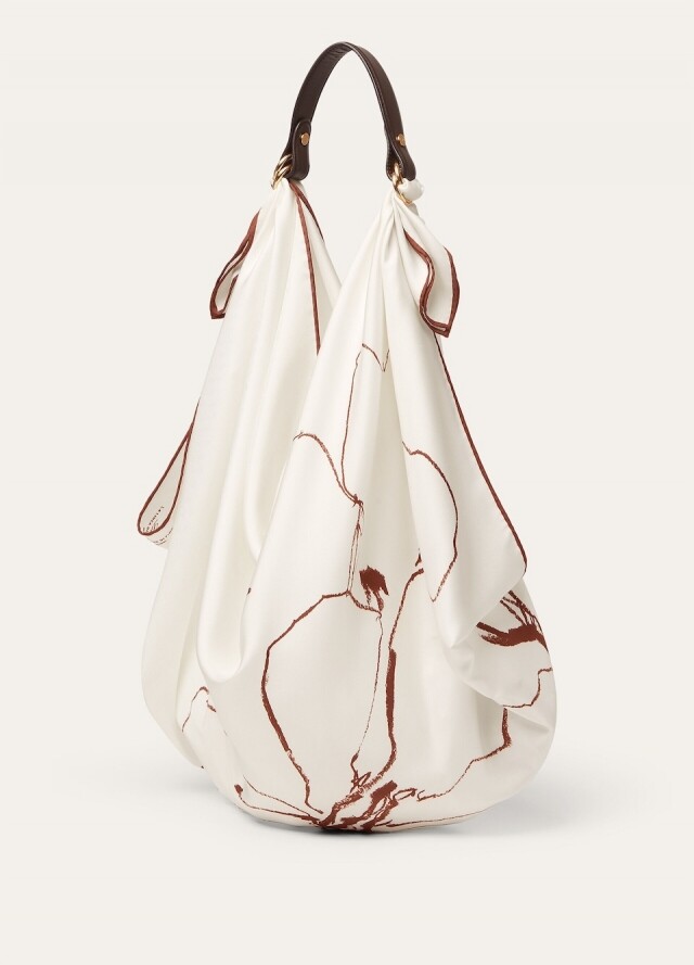 「絲巾包」成今季大熱潮流！Loro Piana、BV 到 Lemaire 都有推出，但原來「Old Celine」才是元祖