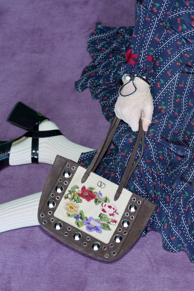 Valentino Nellcôte 卡其色麂皮手袋