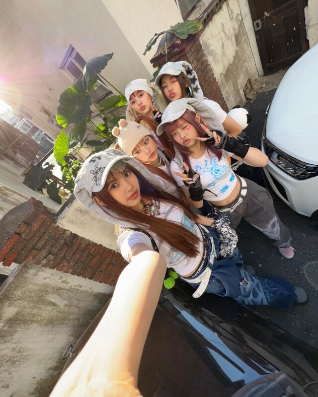 人氣女團 New Jeans 將懷舊風格貫徹至每一個細節