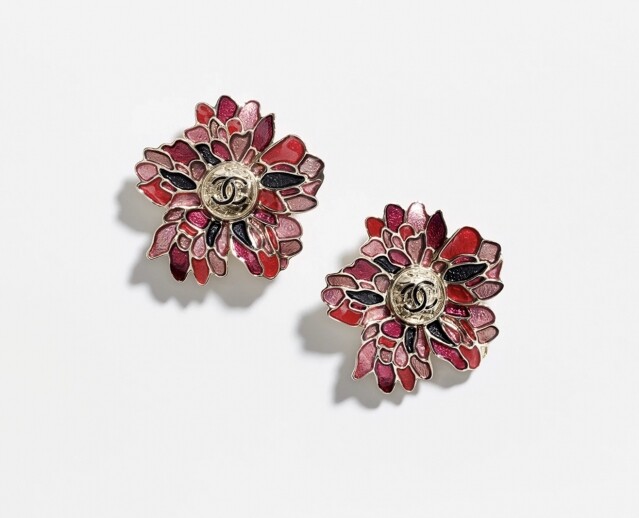 Chanel 耳環推介：綴紅色樹脂金屬耳環 $9,300