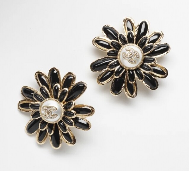 Chanel 耳環推介：綴仿珍珠及水晶夾式金屬耳環 $11,400