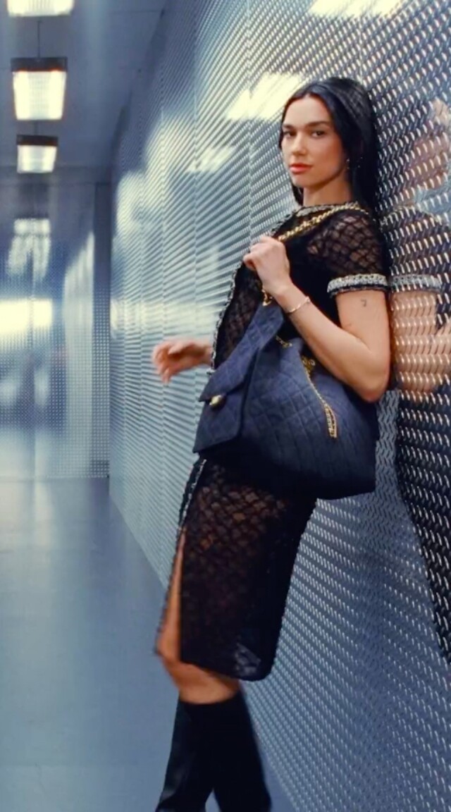 Chanel 25 手袋成為新經典！Dua Lipa 成 Chanel 25 形象代言人、率先演繹復古摩登的 Chanel 全新手袋！