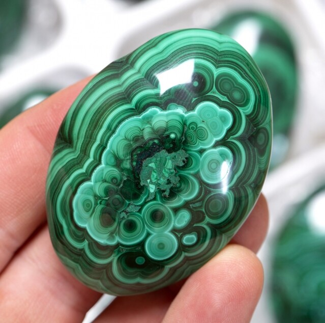 孔雀石為何深受珠寶品牌喜愛？不但擁有高貴獨特的外貌，孔雀石功效還能安撫情緒，讓人感受到愛與幸運