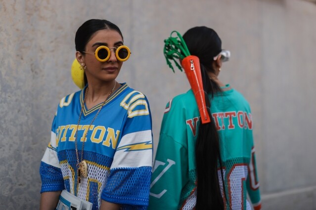 印度時尚姊妹花 Snehal & Jyoti Babani 的創意頭飾超吸睛！將 LV 手袋、Chanel 鈕扣戴上頭，打造浮誇華麗造型！