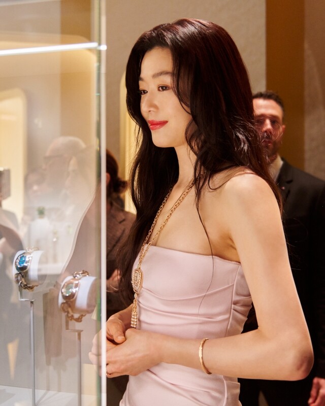 全智賢成為 Piaget 伯爵全球品牌大使！佩戴 Swinging Sautoir 紐結長項鏈錶，驚艷鐘錶與奇蹟
