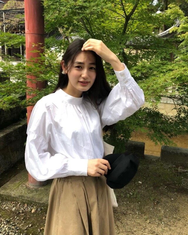 八木莉可子亦擅於以恤衫配襯造型 八木莉可子亦擅於以恤衫配襯造型