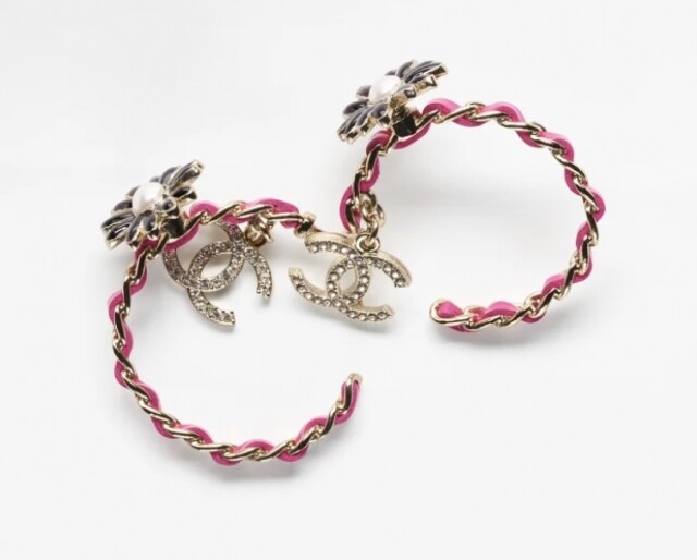Chanel 耳環推介：綴小羊皮、仿珍珠及水晶金屬耳圈 $9,100