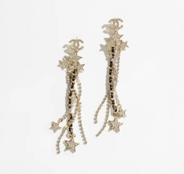 Chanel 耳環推介：綴水晶及小羊皮吊墜金屬耳環 $12,300
