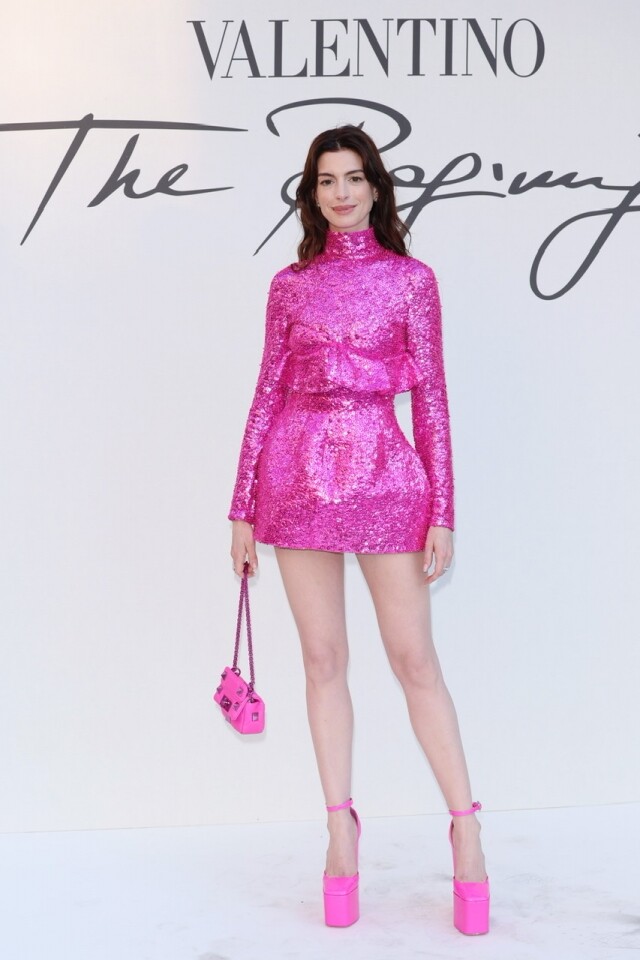 Anne Hathaway 就身穿 Valentino 的 hot pink 閃片連身裙及迷你手袋