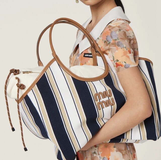 揹上 Miu Miu 的時尚率性美！Miu Miu 新季夏日手袋已上架，彩色編織袋、小菜籃讓人越看越心動