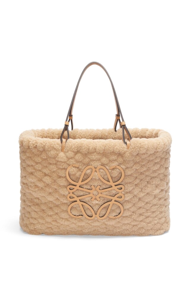 毛毛手袋推介款式：Loewe Basket Bag in shearling camel HK$29,155