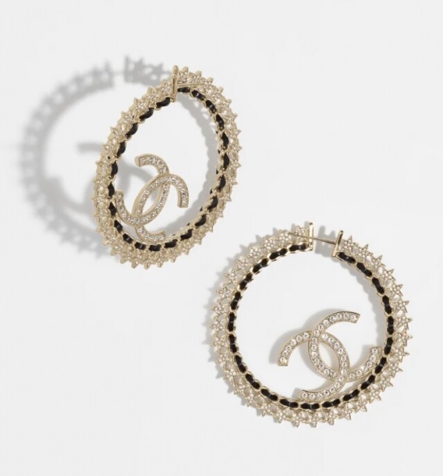 Chanel 耳環推介：綴水晶及小羊皮金屬耳圈 $12,300