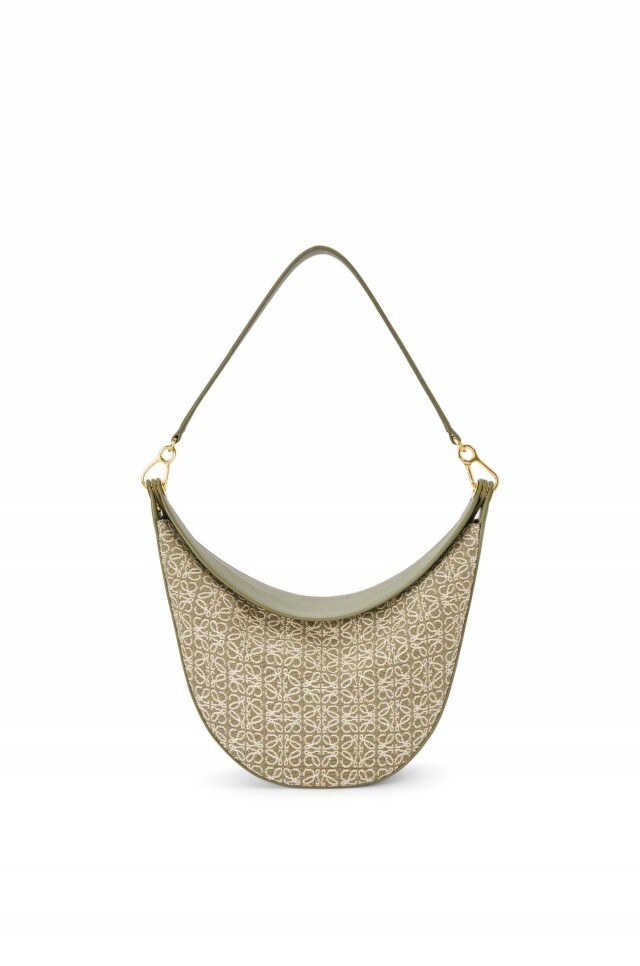 半月手袋推薦:Loewe Luna 手袋 $17,600 半月手袋推薦:Loewe Luna 手袋 $17,600