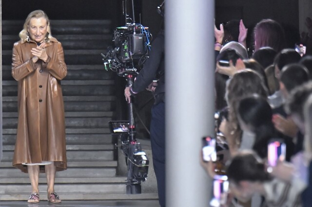 設計師 Miuccia Prada 獨特的時尚美學 | 用一條百褶裙開創 Miu Miu 風潮、一手打造「醜時尚」的女人