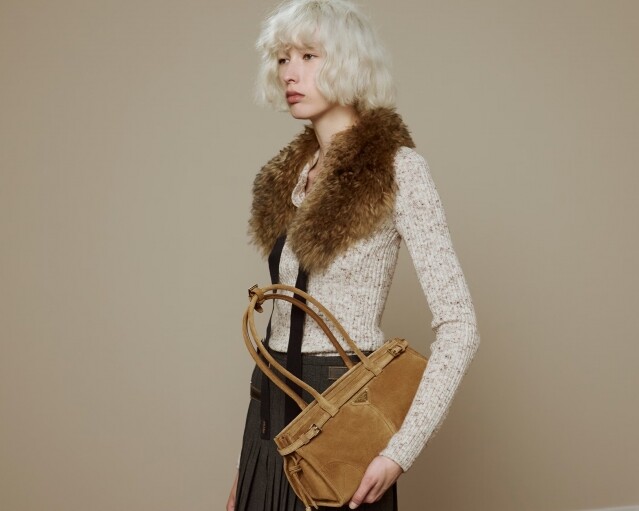 Prada Bonnie 系列成大熱「黑馬手袋」│ 復古中散發隨性感,上班或休閒穿搭都適合 Prada Bonnie 系列成大熱「黑馬手袋」│ 復古中散發隨性感,上班或休閒穿搭都適合