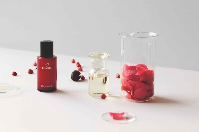 全新CHANEL一號紅山茶花眼部精華  以年輕眼眸展望CHANEL 融匯美容哲學