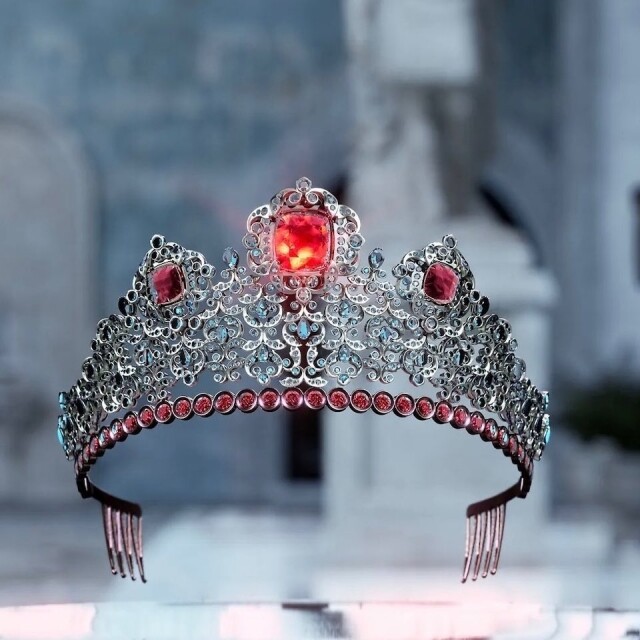 另一件矚目的 D&G 元宇宙奢侈品是閃石皇冠，雖然它是一件 NFT 商品