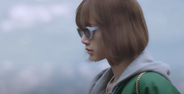 然後鏡頭一轉, 戴上太陽眼鏡的 Lisa,凝神專注表情,絕不比在場任何一位名模輸蝕!難怪 Celine 創意總監 Hedi Slimane 再次邀請她擔任模特兒行騷。 然後鏡頭一轉, 戴上太陽眼鏡的 Lisa,凝神專注表情,絕不比在場任何一位名模輸蝕!難怪 Celine 創意總監 Hedi Slimane 再次邀請她擔任模特兒行騷。