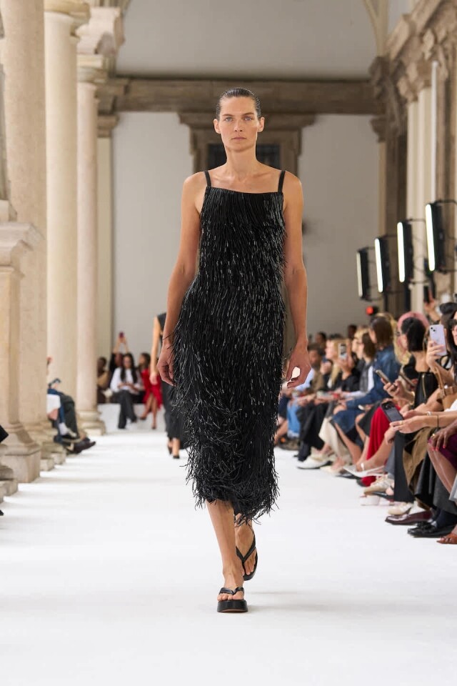 Sportmax 2025 春夏系列探索極簡之美!透明高踭鞋、水桶袋風格吸睛,新作融合流蘇元素打造感性魅力! Sportmax 2025 春夏系列探索極簡之美!透明高踭鞋、水桶袋風格吸睛,新作融合流蘇元素打造感性魅力!