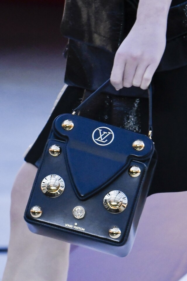 S- Lock 鎖扣是 Louis Vuitton 極具標誌性的行李箱設計元素 S- Lock 鎖扣是 Louis Vuitton 極具標誌性的行李箱設計元素