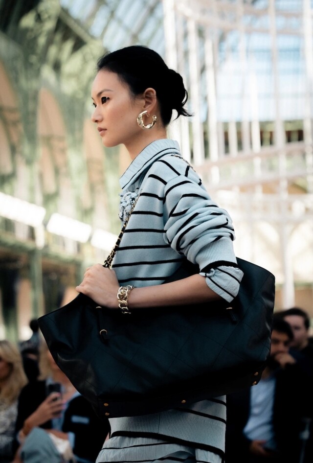 大容量手袋繼續流行!2025 春夏手袋流行趨勢預測,CHANEL、HERMÈS、MIU MIU 該入手哪一款? 大容量手袋繼續流行!2025 春夏手袋流行趨勢預測,CHANEL、HERMÈS、MIU MIU 該入手哪一款?
