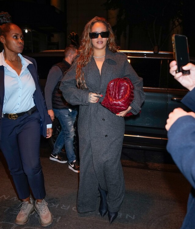 2024 要入手一款 Clutch Bag！Rihanna、Hailey Bieber 等女星也悄悄掀起熱潮，推介多款極具設計感的手拿包