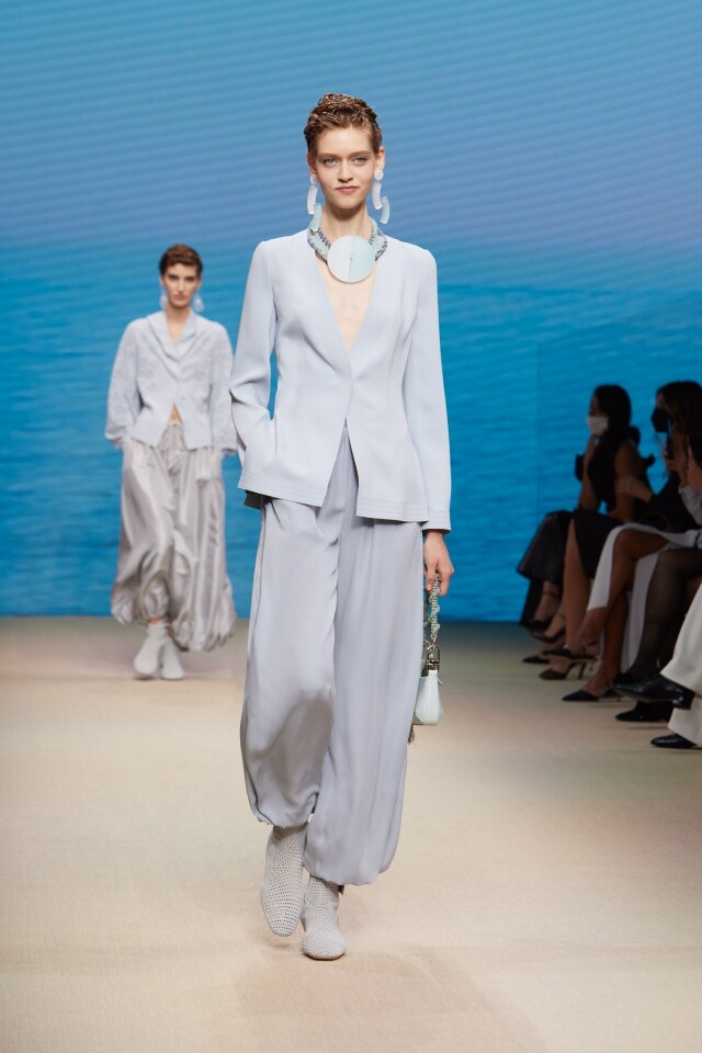 以晴空的藍白為主調的 Giorgio Armani 春夏系列西裝款式