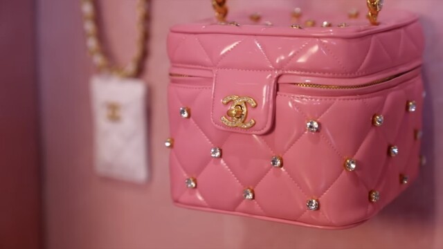 談到手袋,怎能不說這一款 CHANEL 1995 年春夏系列的粉紅色 Vanity Case 談到手袋,怎能不說這一款 CHANEL 1995 年春夏系列的粉紅色 Vanity Case
