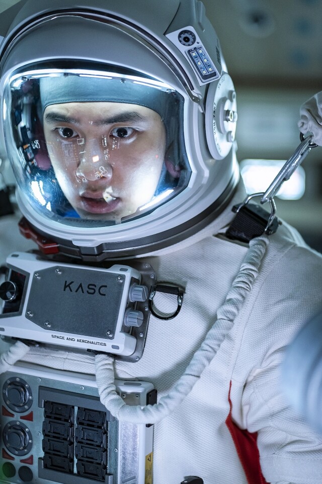 《The Moon: 緊急營救》影評| 韓片特技高水平示範作,EXO 成員 D.O. 的挑戰性演出 《The Moon: 緊急營救》影評| 韓片特技高水平示範作,EXO 成員 D.O. 的挑戰性演出
