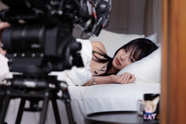Chanel 更發放了幕後照片，其中包括 Jennie 躺在床上
