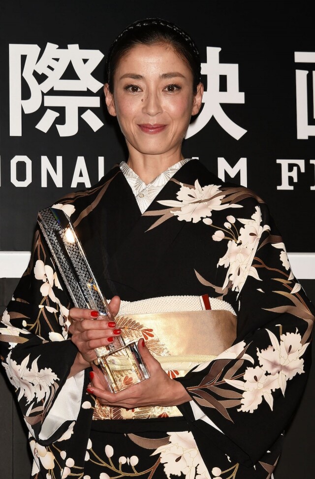 宮澤理惠人生故事比戲劇更精彩！曾經歷高低跌宕的人生，被退婚、自殺未遂等事業低谷