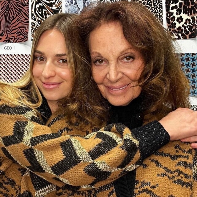 Diane Von Furstenberg 曾嫁德國王子、成就無數的設計師!優雅 Wrap Dress 揚名時裝界、高峰時期大賣數百萬件! Diane Von Furstenberg 曾嫁德國王子、成就無數的設計師!優雅 Wrap Dress 揚名時裝界、高峰時期大賣數百萬件!