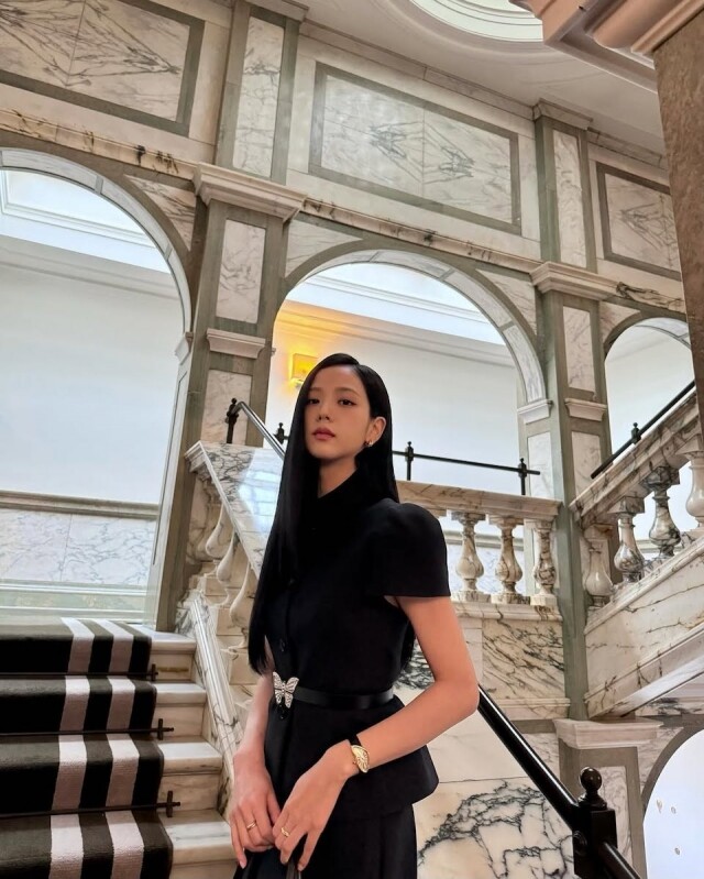 甚麼 Cartier 手錶讓 BTS V 愛不釋手?Crash 腕錶炒價超高,拍賣價高達 200 萬! 甚麼 Cartier 手錶讓 BTS V 愛不釋手?Crash 腕錶炒價超高,拍賣價高達 200 萬!