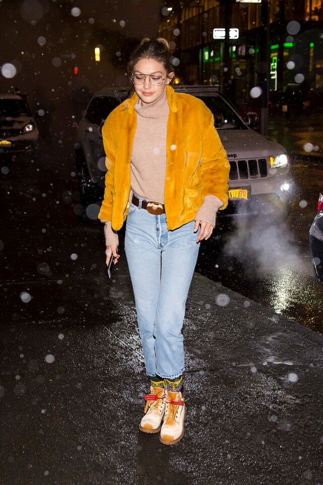 黃色穿搭的 Gigi Hadid 便完美示範了黃色時尚單品配牛仔褲從不出錯的道理。Gigi Hadid 穿上大熱的毛毛外套，配搭淺藍 mum jeans 經典又百搭，新年不仿可參考她的打扮。