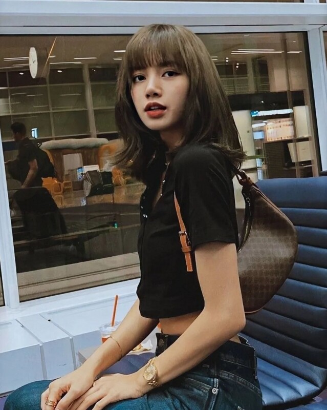 BlackPink Lisa 的半月袋穿搭 BlackPink Lisa 的半月袋穿搭