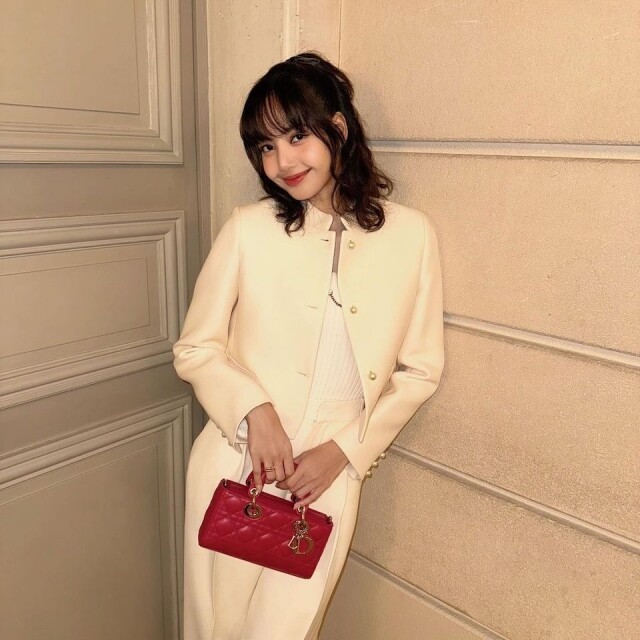 Lisa 不只是用 Celine 袋！一覽 6 款「帶貨女皇」都愛選用的同款 Dior、LV 名牌手袋