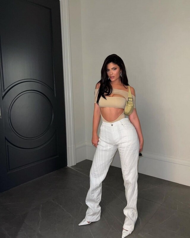 Kylie Jenner 抹胸貼身上衣突顯性感身材