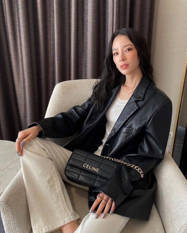 Irene Kim 以黑色 oversized 皮褸來配襯同色 Matelassé Monochrome Bag