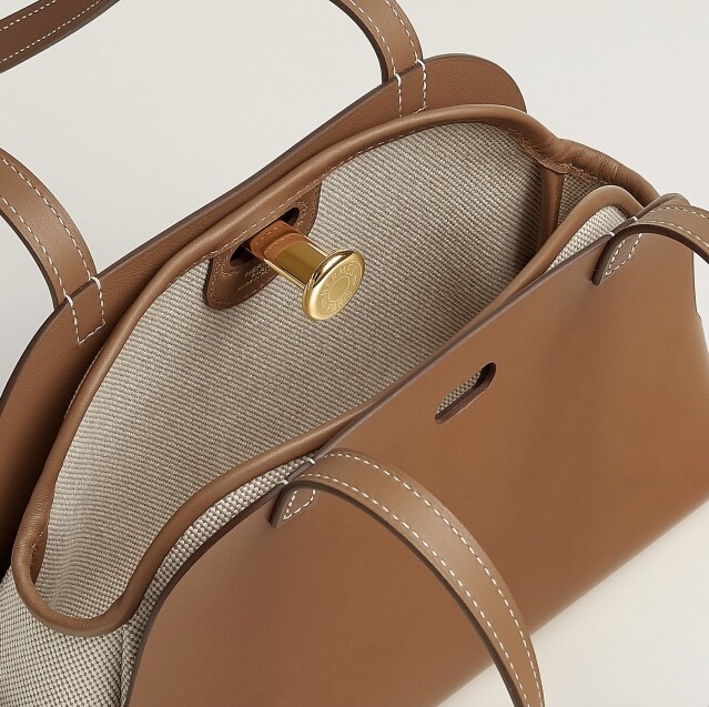 Hermès 手袋經常採用 Clou de Selle 扣環作為其扣合設計