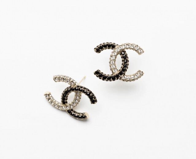 Chanel 綴水晶金屬耳環 $5,000