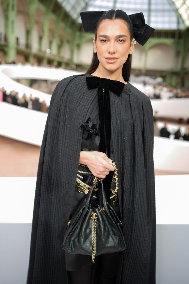 Chanel 25 手袋成為新經典！Dua Lipa 成 Chanel 25 形象代言人、率先演繹復古摩登的 Chanel 全新手袋！
