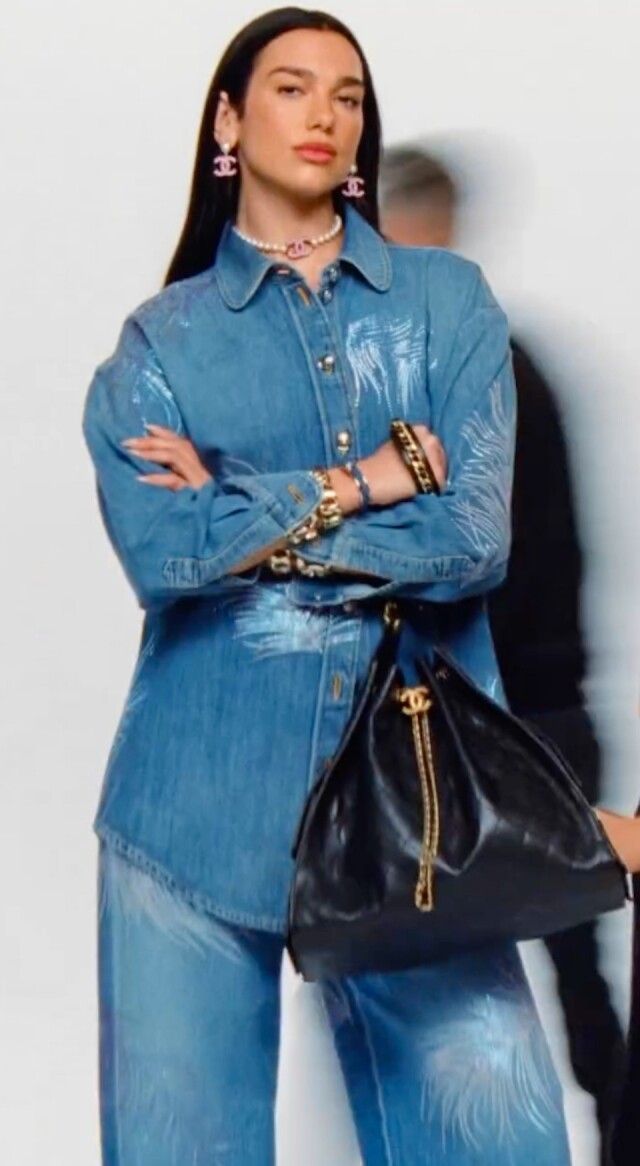 Chanel 25 手袋成為新經典！Dua Lipa 成 Chanel 25 形象代言人、率先演繹復古摩登的 Chanel 全新手袋！
