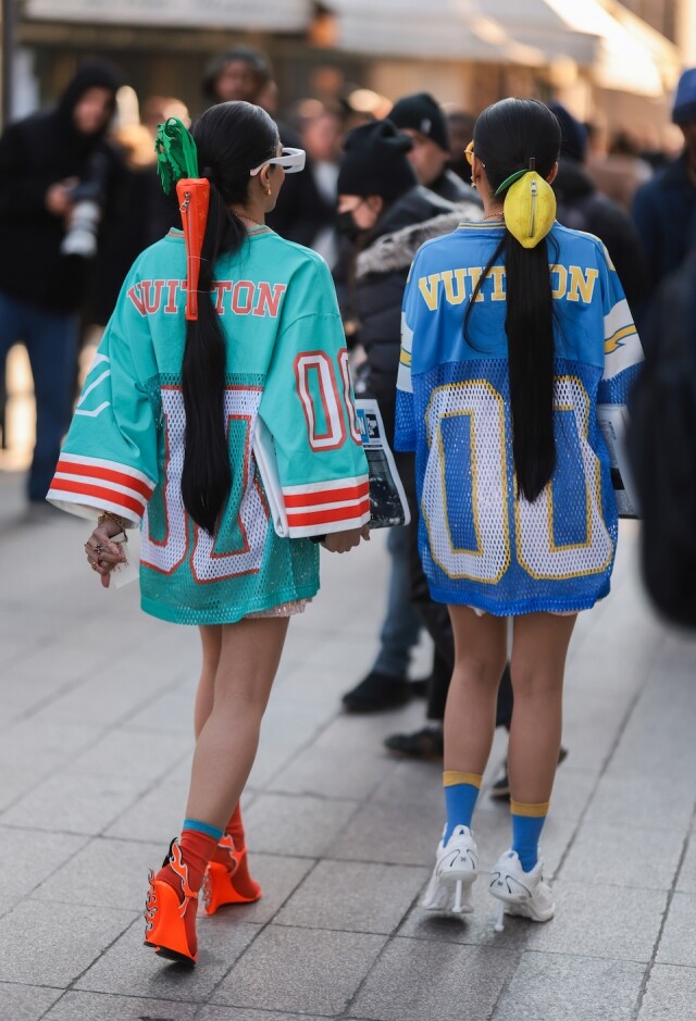 印度時尚姊妹花 Snehal & Jyoti Babani 的創意頭飾超吸睛！將 LV 手袋、Chanel 鈕扣戴上頭，打造浮誇華麗造型！
