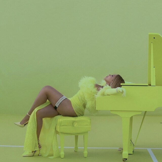 就連天后 Beyoncé 在 MV 中也穿上 Amina Muaddi 推出的高跟鞋！